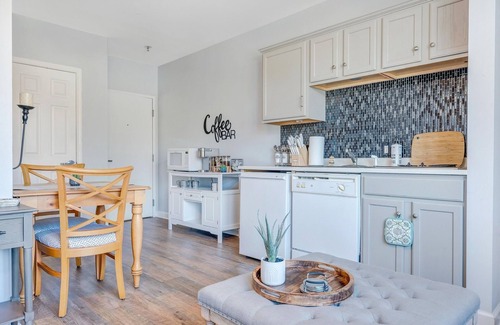 Huddleston Condo | NEW, CLEAN - Belle's Boat Haven Studio in Smith Mountain Lake