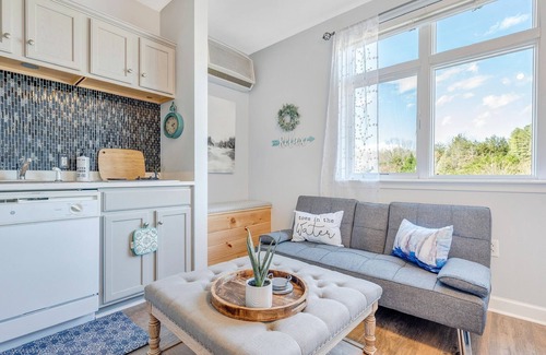 Huddleston Condo | NEW, CLEAN - Belle's Boat Haven Studio in Smith Mountain Lake