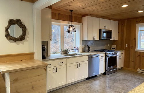 West Dover House | New - Closest House to Hermitage Clubhouse - 5 min walk to Hermitage Inn