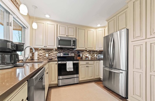 Bellaire House | New, condo stunning Lake View