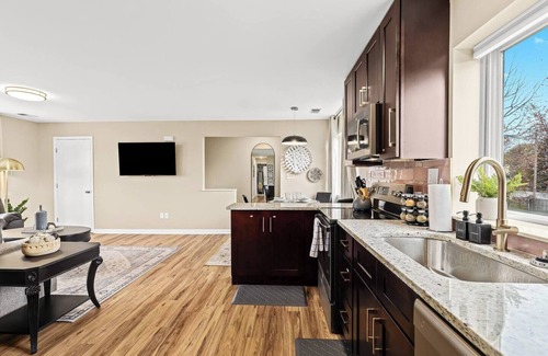 Roseville Apartment | New!Contemporary UpperFlat Near Downtown Roseville