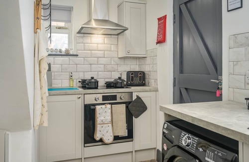 Hazel Grove House | NEW! Cosy Cottage, Sleeps 7, Parking, Smart TV