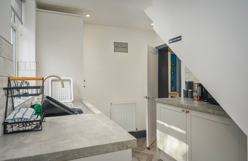 Hazel Grove House | NEW! Cosy Cottage, Sleeps 7, Parking, Smart TV