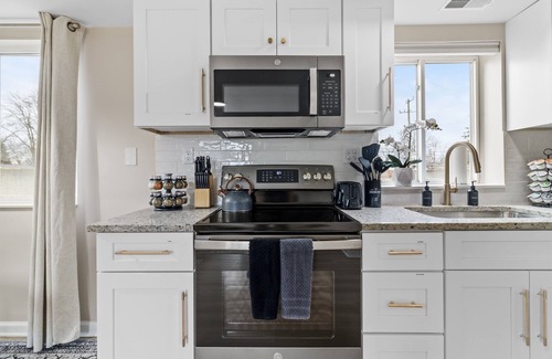Roseville Apartment | NEW! Cozy 1BR Flat w/King Bed & Workspace