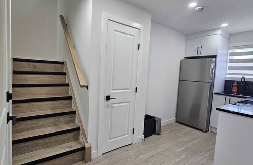 Calgary House | NEW Cozy 1BR Suite Near Transit, Shops & Parks