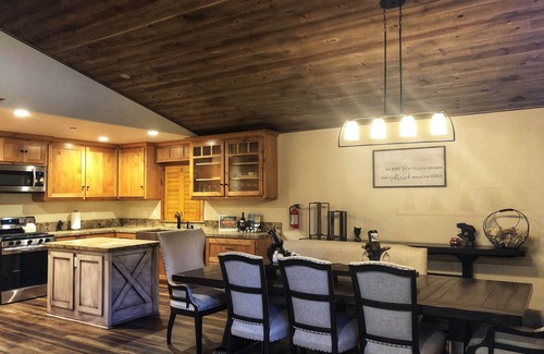 Fox Farm Cabin | New Cozy Cabin 5 Minutes Away from the Slopes/Lake/Downtown