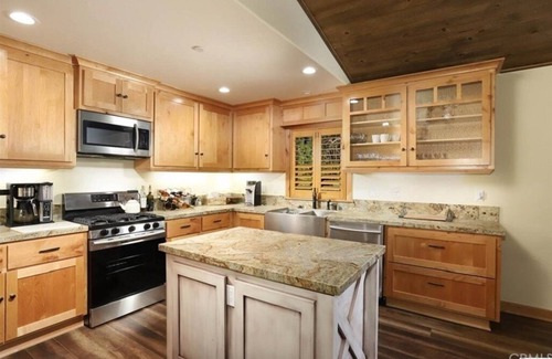 Fox Farm Cabin | New Cozy Cabin 5 Minutes Away from the Slopes/Lake/Downtown