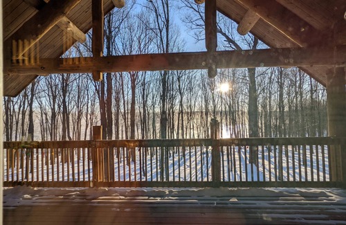 Tomahawk Cabin | NEW! Cozy & Comfortable Log Cabin RETREAT on the WI River
