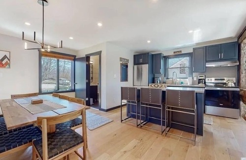 Windham House | NEW - Cozy Modern: Stunning views,3 mins ski,BBQ,Fire Pit,Game Room,walk to town