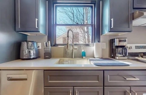 Windham House | NEW - Cozy Modern: Stunning views,3 mins ski,BBQ,Fire Pit,Game Room,walk to town
