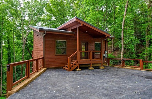 Chalet Village Ski Chalet | New Cozy Mountain Cabin Hot Tub Near Downtown