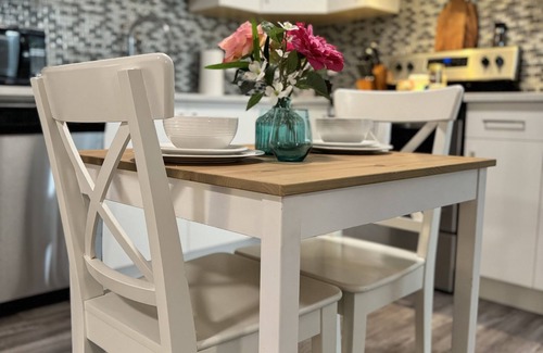 Maple Ridge House | New Cozy Private Guest Suit with full kitchen