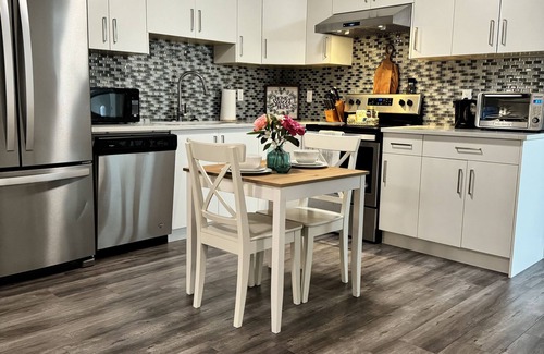 Maple Ridge House | New Cozy Private Guest Suit with full kitchen