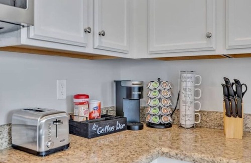 Spring Hill House | New! Cozy Spacious 3BR Spring Hill Home!