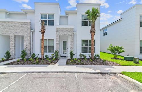 Four Corners House | New Cozy & Spacious Townhouse near Disney - 4BR, 3FB, and Pool