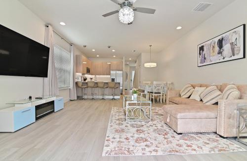 Four Corners House | New Cozy & Spacious Townhouse near Disney - 4BR, 3FB, and Pool