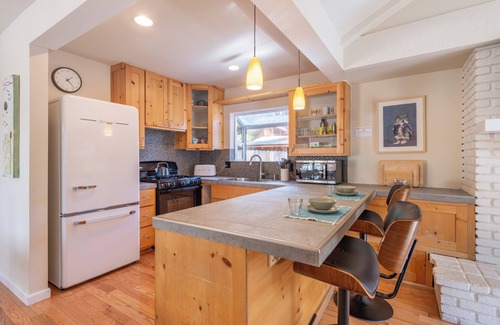 Kings Beach House | *New* Cozy Wood Cottage- Kings Beach, walk to lake, private hot tub!