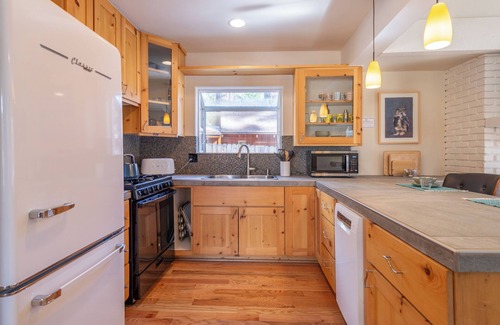 Kings Beach House | *New* Cozy Wood Cottage- Kings Beach, walk to lake, private hot tub!