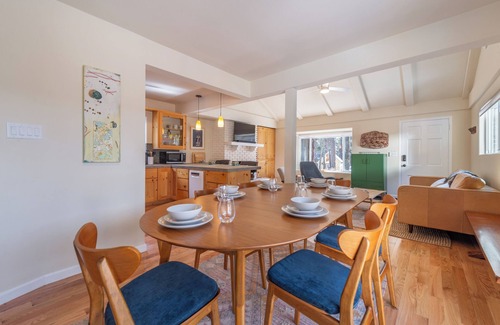 Kings Beach House | *New* Cozy Wood Cottage- Kings Beach, walk to lake, private hot tub!