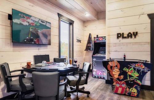 Pigeon Forge House | NEW Discount, Private Pool, Fire Pit, Theater, Hot Tub