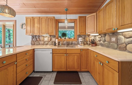 St. Helen House | NEW Dog Friendly Lakefront With Acreage