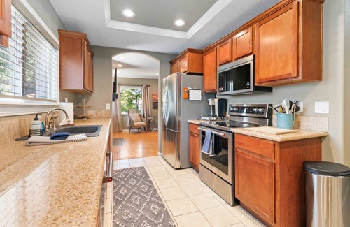 Depot Bench House | NEW! Dog Friendly w/Relaxing Back Patio & Corn Hole | > 5 min to BSU | Record Player & Smart TV's