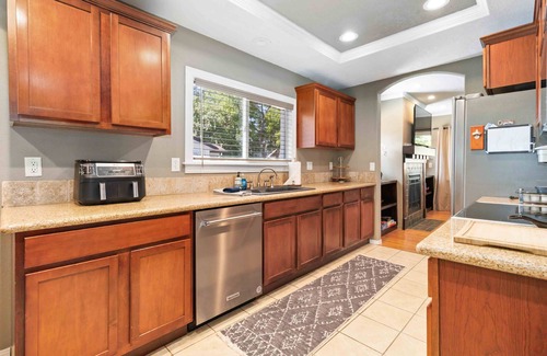 Depot Bench House | NEW! Dog Friendly w/Relaxing Back Patio & Corn Hole | > 5 min to BSU | Record Player & Smart TV's