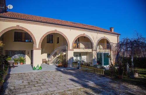 Arqua Petrarca House | New Domus rosarum is located in the heart of the Euganean hills, at Arquá Petrarca