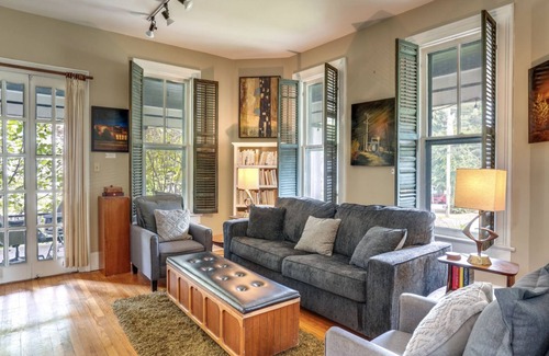 St. Elmo Improvement League House | *NEW* Eclectic Retreat & private hot tub!