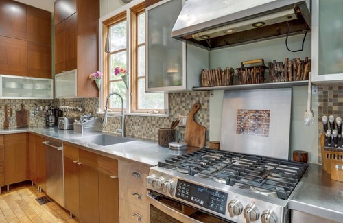 St. Elmo Improvement League House | *NEW* Eclectic Retreat & private hot tub!
