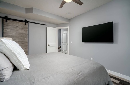 Evanston House | New Entire Basement/King Bed/AC/Mountains and YYC