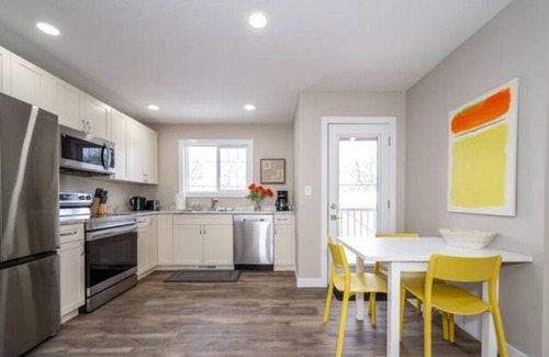 Southeast Edmonton House | NEW - Euro-Style Suite - Whyte Ave/Clean/A/C/NFLX/Sleeps6n