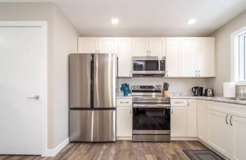 Southeast Edmonton House | NEW - Euro-Style Suite - Whyte Ave/Clean/A/C/NFLX/Sleeps6n