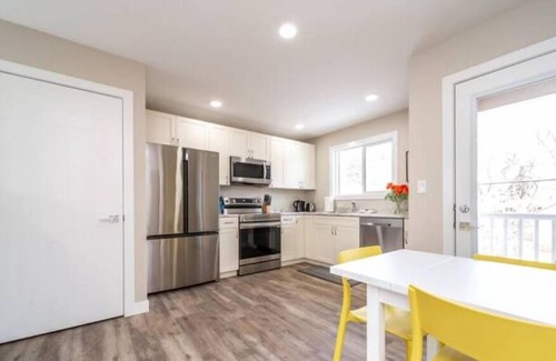 Southeast Edmonton House | NEW - Euro-Style Suite - Whyte Ave/Clean/A/C/NFLX/Sleeps6n
