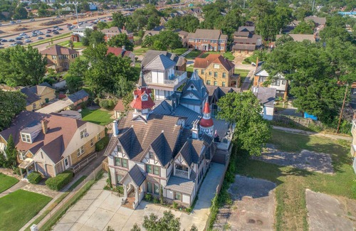 South Central Houston Villa | NEW! Expansive Houston Villa w/ Private Oasis
