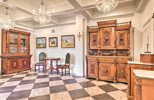 South Central Houston Villa | NEW! Expansive Houston Villa w/ Private Oasis