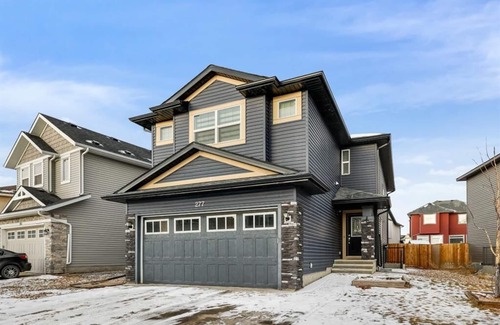 Calgary House | NEW! Family 4BR w Kid's Play Den & Yard- FREE Banff Pass, BBQ, Wine!