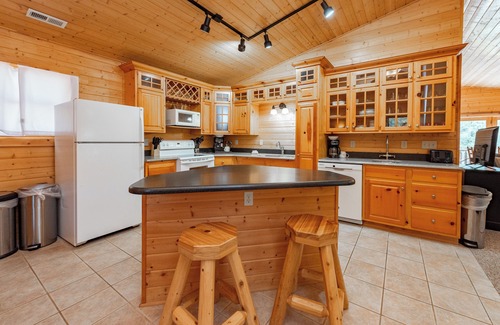 McHenry House | New! Family & Dog Friendly Escape w/2 Hot Tubs