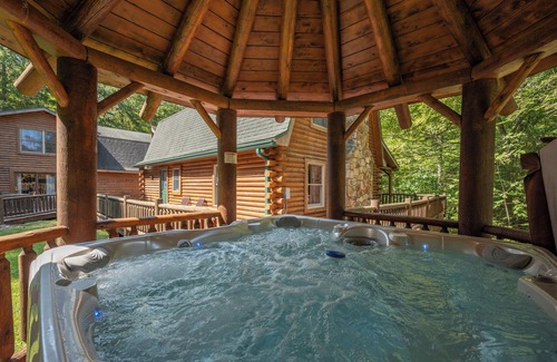 McHenry House | New! Family & Dog Friendly Escape w/2 Hot Tubs