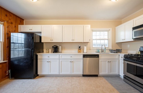 Rockford House | NEW! Family-friendly cabin-style home w/gameroom + gym
