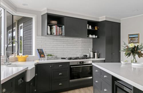 Gisborne House | NEW - Farm House Near Town!