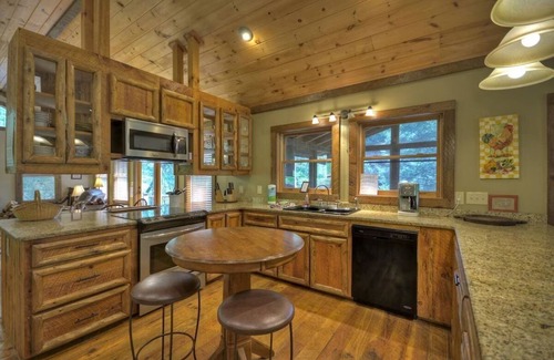 Cashes Valley Cabin | New! Fightingtown Creek, Hot Tub