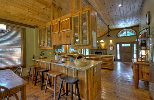 Cashes Valley Cabin | New! Fightingtown Creek, Hot Tub