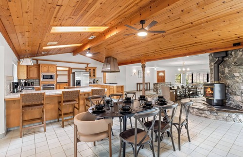 Ahwahnee House | NEW - Fire pit - Game room - Sleeps 14 - 40 acres