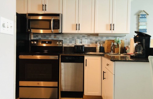 Downtown Myrtle Beach Condo | ❤️New Floor/Stove, Fresh Paint/Modern Decor. Stunning Direct Ocean View Condo