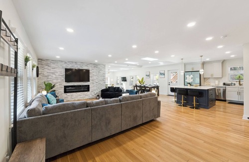 East Side House | NEW!Fun&StylishHome inATL-Foosball,AirHockey,ShuffleBrd,Games,BBQ,HotTub,Firepit