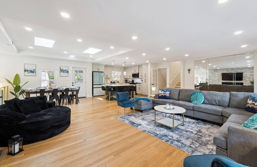 East Side House | NEW!Fun&StylishHome inATL-Foosball,AirHockey,ShuffleBrd,Games,BBQ,HotTub,Firepit