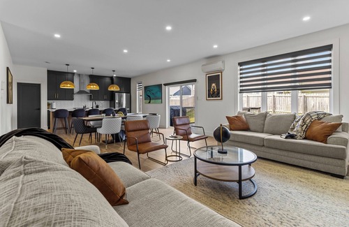 Terra Nova House | NEW | Golfers Dream | Modern | Patio | King Bed