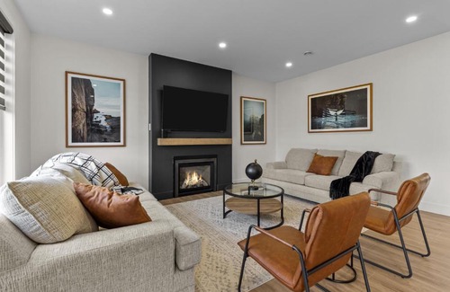 Terra Nova House | New Golfers Dream Modern Patio King Bed