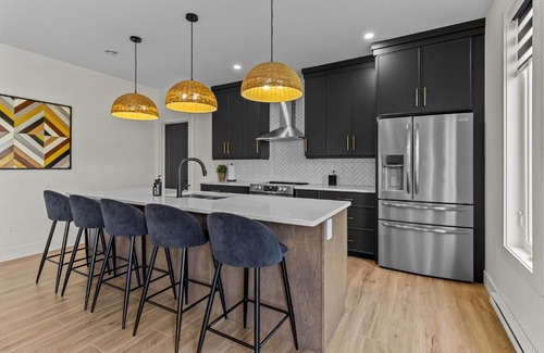 Terra Nova House | New Golfers Dream Modern Patio King Bed